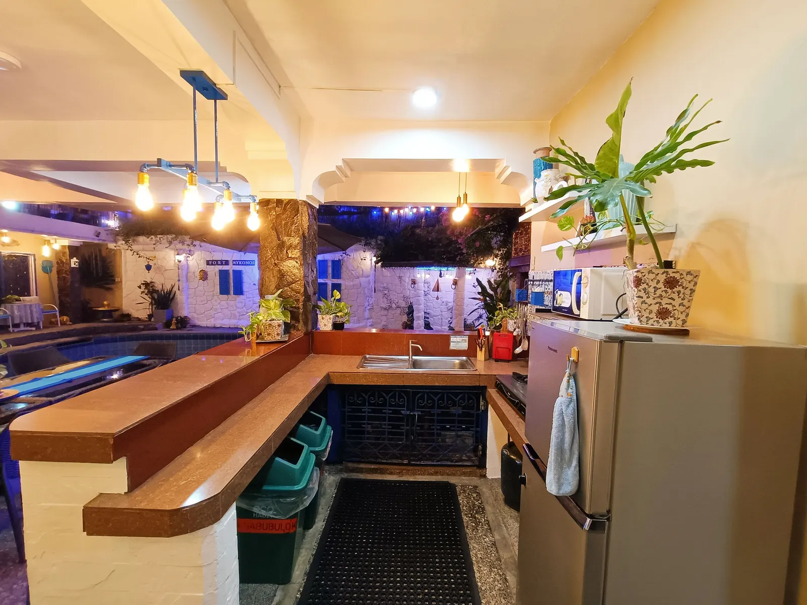Kitchen and bar counter